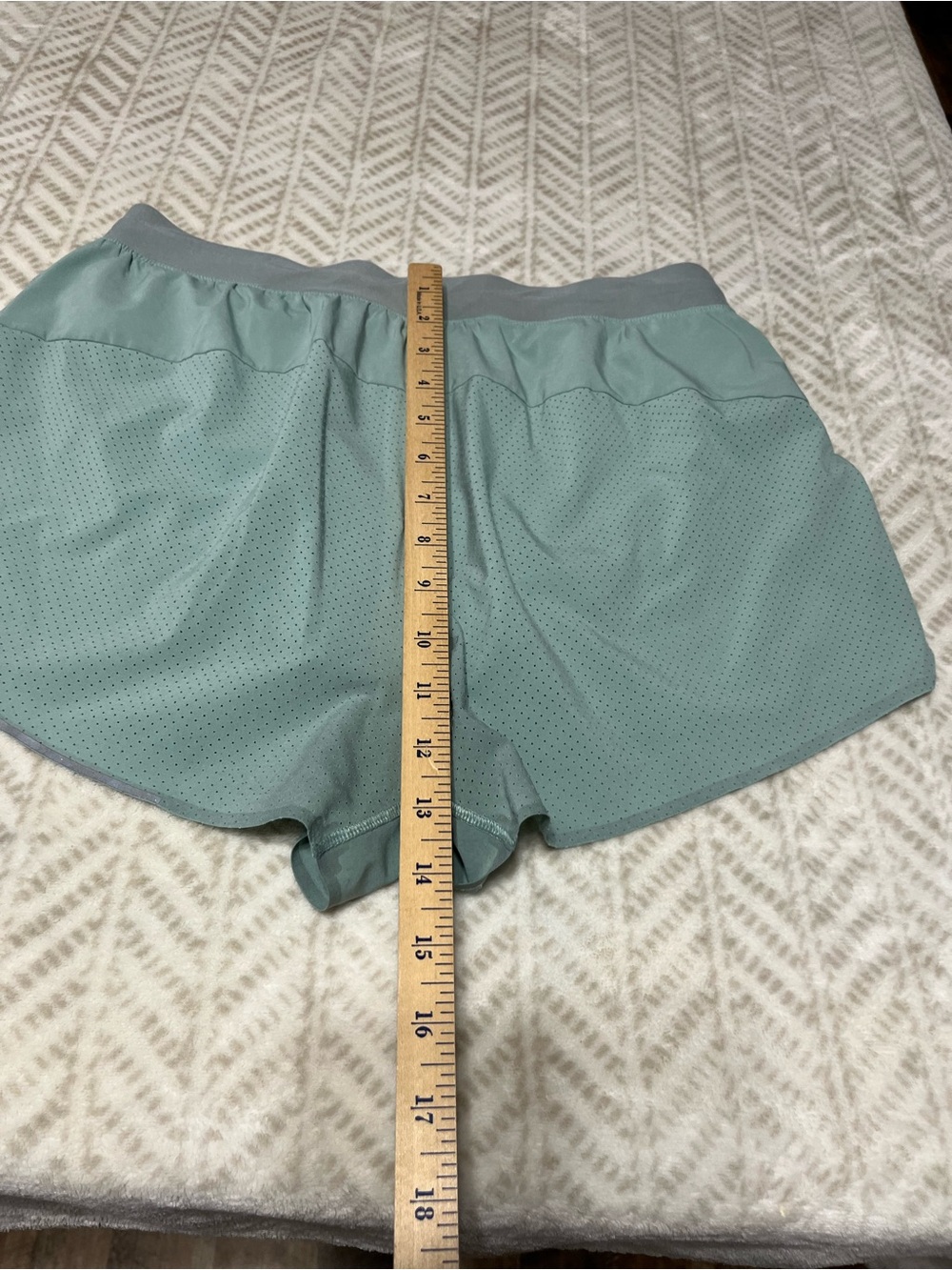 Lululemon Medium Women’s Lightweight Mint Green Running Shorts - Picture 4 of 8